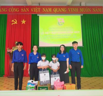 BCH Đoàn thị trấn Ea Kar tổ chức kết nạp cho 151 thanh niên ưu tú trường THCS Nguyễn Khuyến vào Đoàn TNCS Hồ Chí Minh