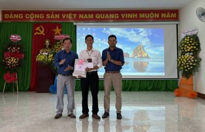 Lãnh đạo trường THCS Nguyễn Khuyến tặng quà cho học sinh trung tâm bảo trợ xã hội tỉnh Đắk Lắk