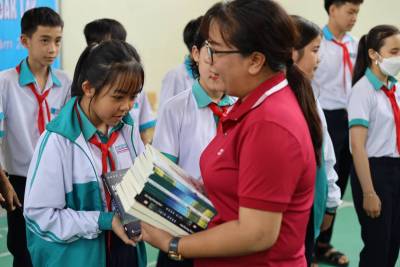 Hội Văn học Nghệ thuật tỉnh Đắk Lắk tặng sách cho học sinh trường THCS Nguyễn Khuyến