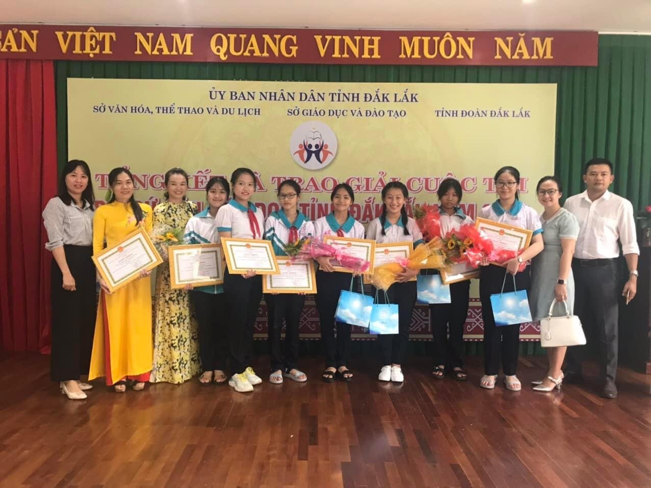 Cán bộ, giáo viên và học sinh trường THCS Nguyễn Khuyến tại buổi Lễ Tổng kết và trao giải
