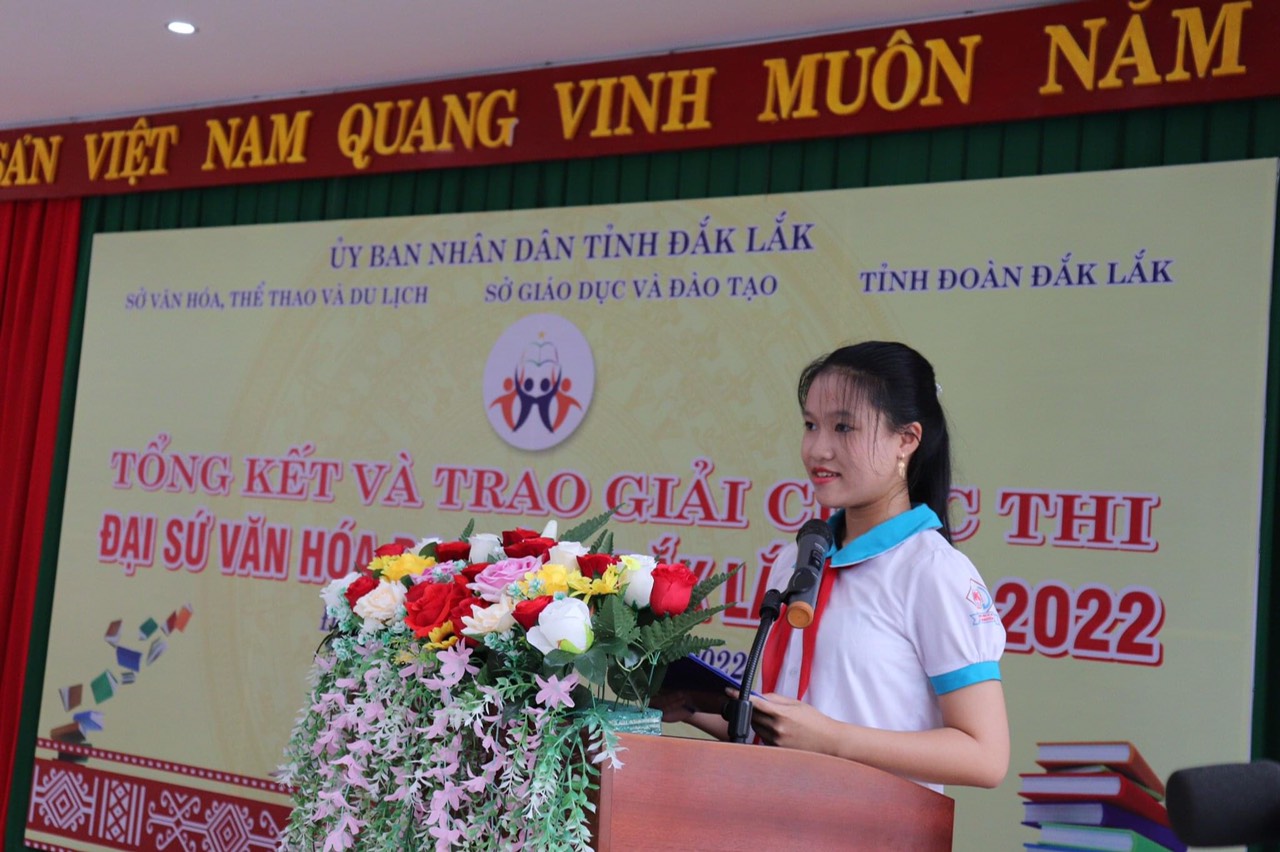 Em Nguyễn Phương Uyên phát biểu cảm tưởng tại buổi lễ