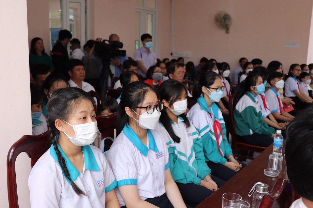 Học sinh trường THCS Nguyễn Khuyến tại Lễ trao giải