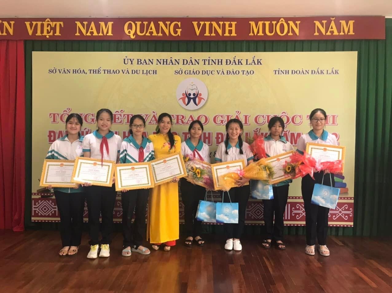 Cô Võ Thị Kim Anh (GV hướng dẫn) và các học sinh đạt giải của trường THCS Nguyễn Khuyến
